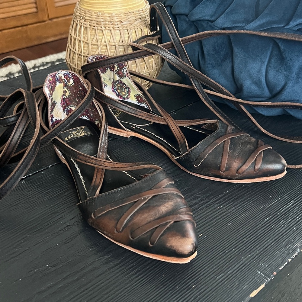 Freebird By Steven Eryn Distressed Black/Brown  Lace Up Ballet Leather Flats 9 - Picture 7 of 14